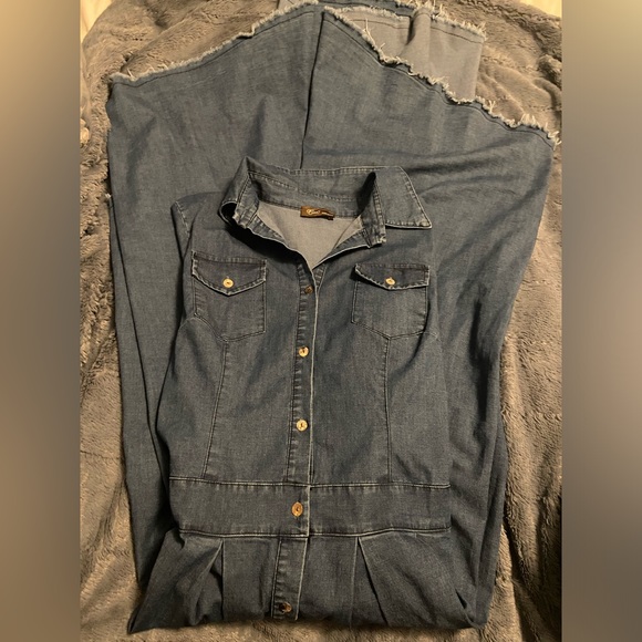 🌟 Worn once : Long shirt dress fitted at the waist in denim color - Picture 2 of 12